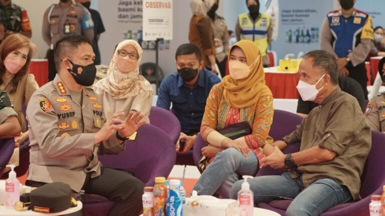 Guna menekan penyebaran Covid 19 khususnya varian Omicron yang kian mewabah, Kapolri mengadakan Akselerasi Vaksinasi Massal Lanjutan Guna menekan penyebaran Covid 19 khususnya varian Omicron yang kian mewabah, Kapolri mengadakan Akselerasi Vaksinasi Massal Lanjutan