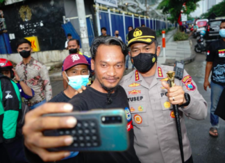 Aksi Unras di Depan Kantor Dishub Jatim Kondusif, Kapolrestabes Surabaya Diajak Selfie