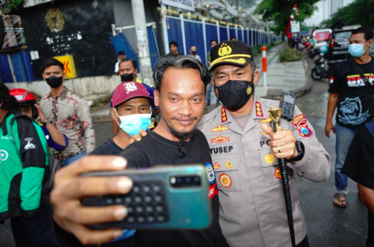Aksi Unras di Depan Kantor Dishub Jatim Kondusif, Kapolrestabes Surabaya Diajak Selfie
