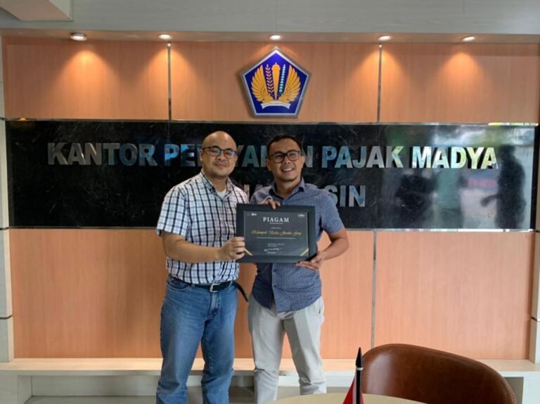 Semangat Bayar Pajak , Jhonlin Group Terima Penghargaan Dari Kantor Pajak Semangat Bayar Pajak , Jhonlin Group Terima Penghargaan Dari Kantor Pajak