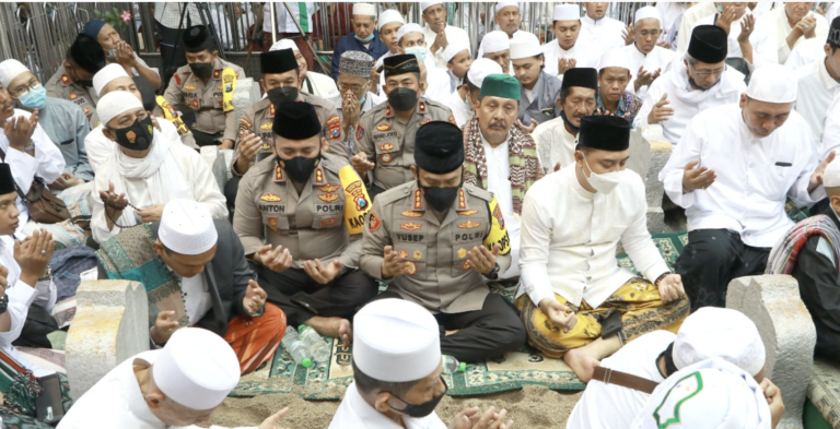 Kapolrestabes Surabaya Bersama PJU Hadir Dalam Acara Haul Akbar Sunan Ampel Ke 545 Kapolrestabes Surabaya Bersama PJU Hadir Dalam Acara Haul Akbar Sunan Ampel Ke 545