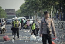 Satlantas Polrestabes Surabaya Laksanakan Rekayasa Lalu Lintas, Hingga Bersih Bersih Pasca Demo Ojol
