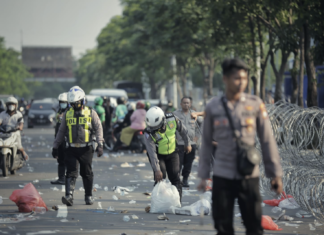 Satlantas Polrestabes Surabaya Laksanakan Rekayasa Lalu Lintas, Hingga Bersih Bersih Pasca Demo Ojol