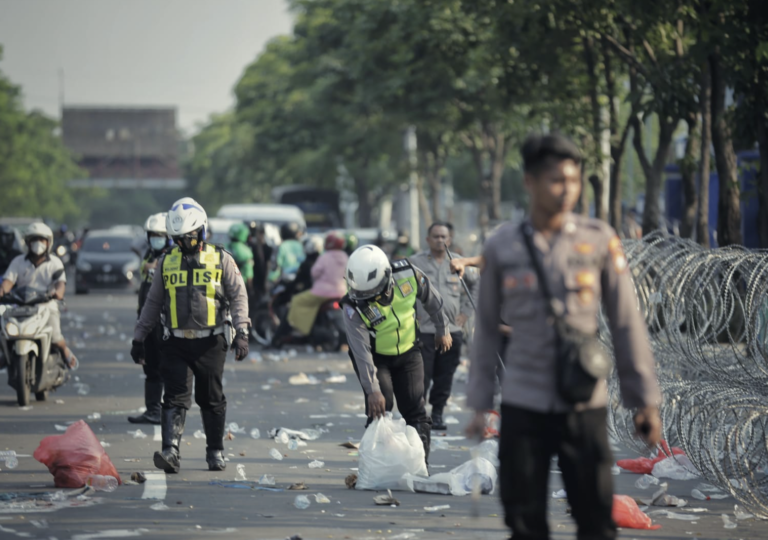 Satlantas Polrestabes Surabaya Laksanakan Rekayasa Lalu Lintas,  Hingga Bersih Bersih Pasca Demo Ojol