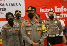 Kasat Lantas Polrestabes Surabaya Dampingi Kapolrestabes Surabaya Ikuti Zoom Meeting Percepatan Vaksinasi