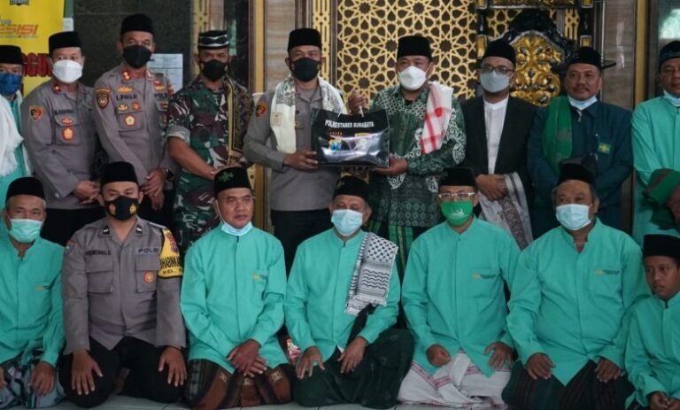 Kapolrestabes Surabaya Bersama Kapolsek Tambaksari Giat Safari Shalat Jum’at Di Masjid Baitul Amin Kapolrestabes Surabaya Bersama Kapolsek Tambaksari Giat Safari Shalat Jum’at Di Masjid Baitul Amin