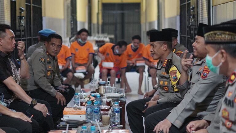 Ramadhan Berkah Untuk Semua, Ratusan Tahanan Buka Puasa Bareng Kapolrestabes Surabaya Ramadhan Berkah Untuk Semua, Ratusan Tahanan Buka Puasa Bareng Kapolrestabes Surabaya