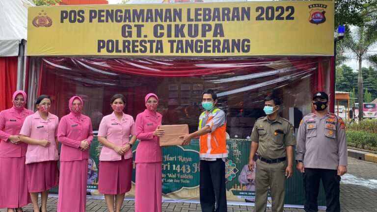 Kapolresta Tangerang dan Ketua Bhayangkari Berikan Bantuan untuk Petugas Pospam Idul Fitri