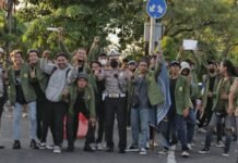 Kasat Lantas Polrestabes Surabaya Kawal Lansung Demo Damai Mahasiswa di DPRD Jatim