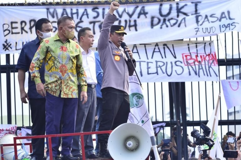 Begini Orasi Kapolri dari Mobil Komando Demo: Suara Mahasiswa Suara Demokrasi! Begini Orasi Kapolri dari Mobil Komando Demo: Suara Mahasiswa Suara Demokrasi!
