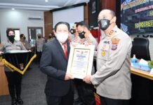 Lembaga Kajian Strategis Kepolisian Indonesia (LEMKAPI) memberikan penghargaan Presisi Award, kepada Kepolisian Resor Tanah Laut
