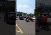 Anggota Satlantas Bantu Warga Surabaya