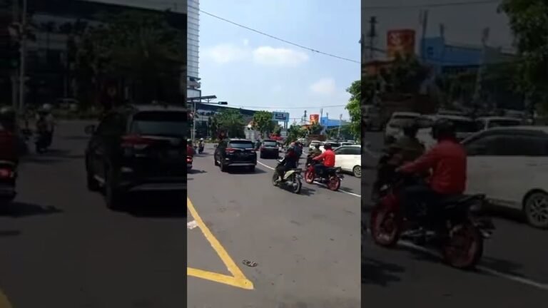 Anggota Satlantas Bantu Warga Surabaya
