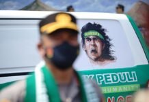 Kapolrestabes Surabaya Serahkan Bantuan Mobil Ambulance untuk Bonek