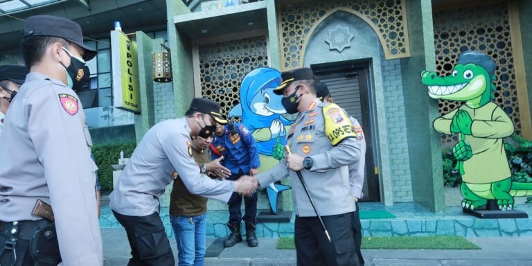 Tak Kenal Lelah Secara Marathon Kapolrestabes Surabaya Cek Puluhan Titik Pos Pengamanan Tak Kenal Lelah Secara Marathon Kapolrestabes Surabaya Cek Puluhan Titik Pos Pengamanan