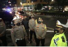 Pastikan Arus Mudik Aman Kasat Lantas AKBP Teddy Chandra Dampingi Kapolrestabes Surabaya Cek Pos Pengamanan