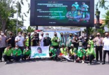 Kasat Lantas Polrestabes Surabaya Dampingi Kapolrestabes Serahkan Bantuan Mobil Ambulance untuk Bonek