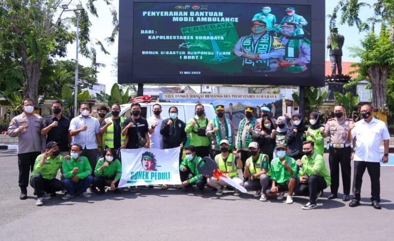 Kasat Lantas Polrestabes Surabaya Dampingi Kapolrestabes Serahkan Bantuan Mobil Ambulance untuk Bonek Kasat Lantas Polrestabes Surabaya Dampingi Kapolrestabes Serahkan Bantuan Mobil Ambulance untuk Bonek