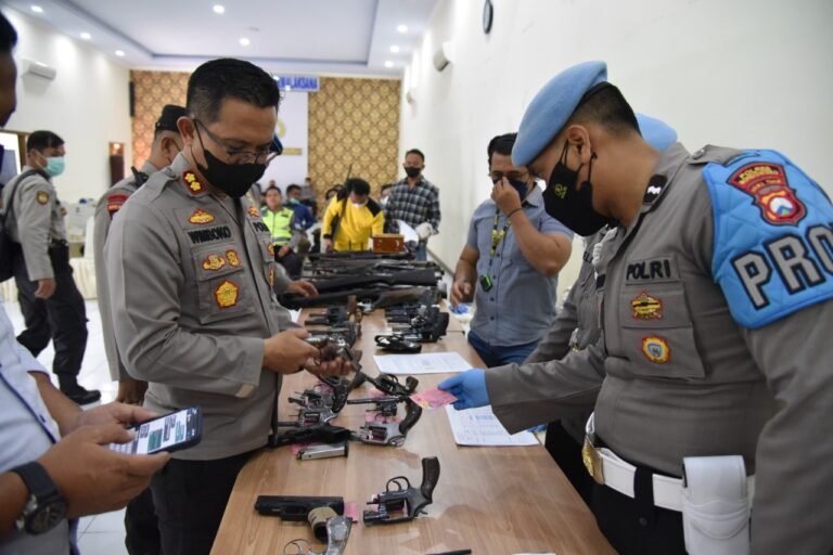 Pastikan Anggota Bebas Narkoba, Polres Bondowoso Lakukan Tes Urin Personil Dan Senjata Api Pastikan Anggota Bebas Narkoba, Polres Bondowoso Lakukan Tes Urin Personil Dan Senjata Api