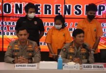 Kapolres Metro Tangerang Kota Dampingi Kabid Humas Gelar Konferensi Pers Ungkap Kasus Pembunuhan Berencana