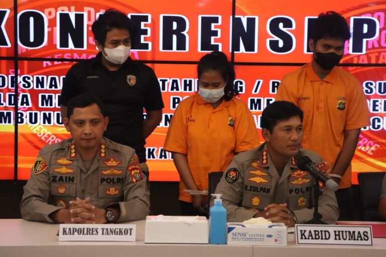 Kapolres Metro Tangerang Kota Dampingi Kabid Humas Gelar Konferensi Pers Ungkap Kasus Pembunuhan Berencana Kapolres Metro Tangerang Kota Dampingi Kabid Humas Gelar Konferensi Pers Ungkap Kasus Pembunuhan Berencana