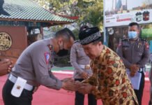 Sambut Hari Bhayangkara Kasat Lantas Polrestabes Surabaya Gelar Bakti Sosial Tempat Ibadah