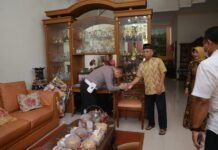 Sambut Hari Bhayangkara ke 76, Kasat Lantas Polrestabes Surabaya Anjangsana kepada Purnawirawan Polri dan Warakawuri