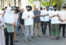 Dengan Khusyuk Kasat Lantas Polrestabes Surabaya Ikuti Sholat Ied di Masjid Besar Polrestabes Surabaya
