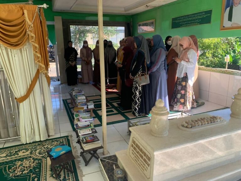 Srikandi Polres Tanah Laut Berbagi Dan Gelar Ziarah Religi Jelang HUT Polwan