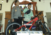 Penjual Donat Cilik di Surabaya Bahagia Dapat Hadiah Sepeda dari Polisi