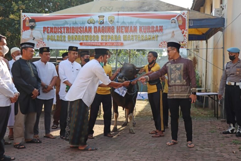 Sembelih Hewan Kurban, Polres Bondowoso Bagikan 600 Paket untuk Masyarakat