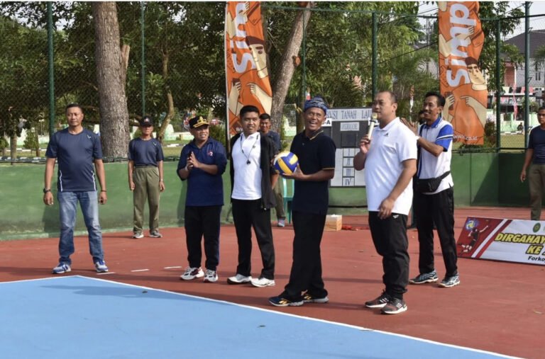 Kapolres Tanah Laut Hadiri Pembukaan Turnamen Bola Volly Pialah Forkopimda Kapolres Tanah Laut Hadiri Pembukaan Turnamen Bola Volly Pialah Forkopimda