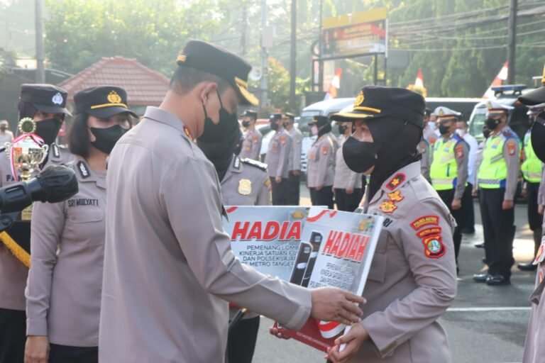 Kapolres Metro Tangerang Kota Berikan Reward dan Punishment terhadap Penilaian Kinerja Jajaran Kapolres Metro Tangerang Kota Berikan Reward dan Punishment terhadap Penilaian Kinerja Jajaran