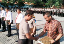 Pemberian Penghargaan Pencipta SKCK Online Polresta Sidoarjo