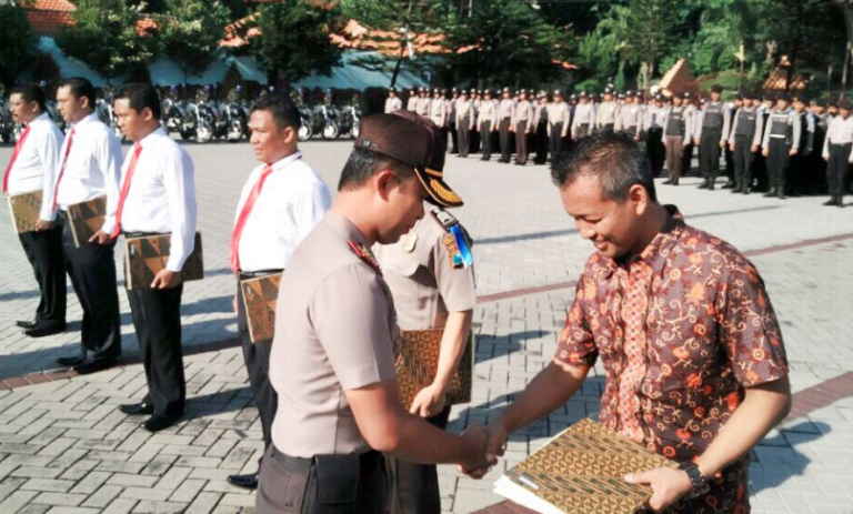Pemberian Penghargaan Pencipta SKCK Online Polresta Sidoarjo