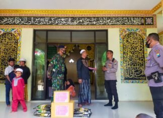 Semangat Merah Putih Korp Brimob Bersama Kapolsek Curahdami Berikan Santunan ke Ponpes Yatim Aszahro
