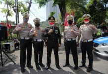 Kasat Lantas Polrestabes Surabaya Pimpin Pembagian Bendera Merah Putih dan Mengheningkan Cipta di HUT RI ke 77