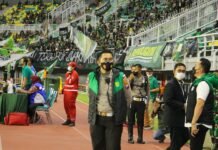 Kasat Lantas Polrestabes Surabaya Kompol Arif Fazlurrahman Pimpin PAM Sepak Bola