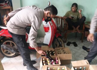 Dengan Menggunakan Berkedok Toko Kelontong Ternyata Jual Miras, Polisi Amankan 72 Botol Miras
