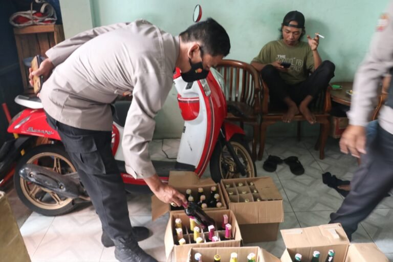 Dengan Menggunakan Berkedok Toko Kelontong Ternyata Jual Miras, Polisi Amankan 72 Botol Miras