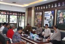 Kapolres Tanah Laut Jalin Kesatuan Dan Persatuan, Serahkan Lansung Seragam FKUB