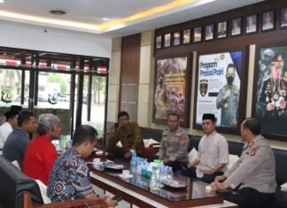 Kapolres Tanah Laut Jalin Kesatuan Dan Persatuan, Serahkan Lansung Seragam FKUB