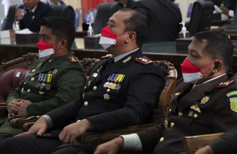 Kapolres Tanah Laut Hadiri Rapat Paripurna Agenda Mendengarkan Pidato Presiden RI Kapolres Tanah Laut Hadiri Rapat Paripurna Agenda Mendengarkan Pidato Presiden RI