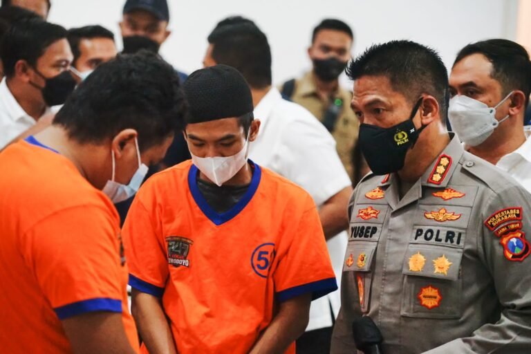 8 Kurir Narkoba Dengan Barang Bukti 90 KG Sabu Dan 13 KG Ganja Di Amankan Polrestabes Surabaya