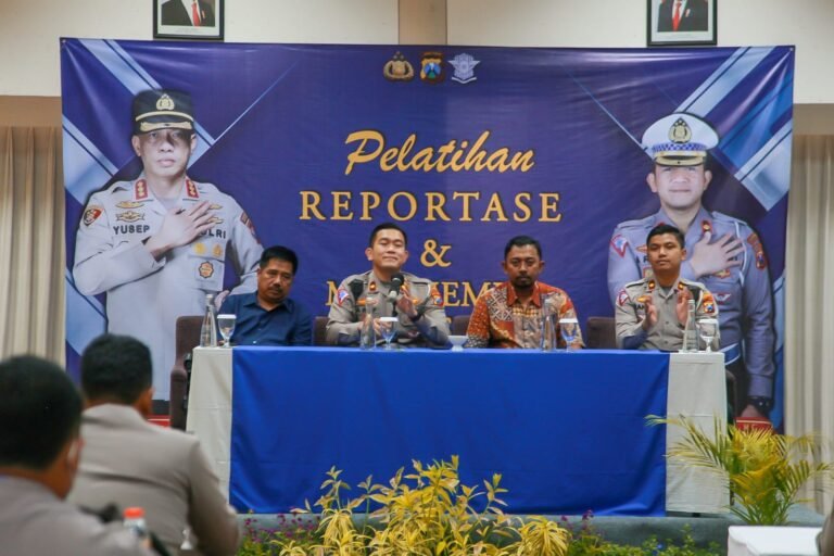 Kasat Lantas Polrestabes Surabaya Pimpin Pelatihan Reportase Media Untuk Anggota Polantas