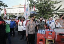 Viral Kapolrestabes Surabaya Borong Dagangan PKL Untuk Massa Aksi Unjuk Rasa