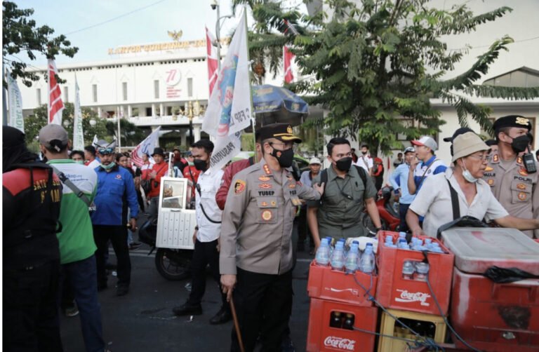 Viral Kapolrestabes Surabaya Borong Dagangan PKL Untuk Massa Aksi Unjuk Rasa
