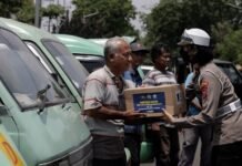 Sambut Hari Lalu Lintas, Satlantas Polrestabes Surabaya Berbagi Dengan Warga