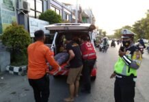 Pengendara Jatuh Hindari Jalan Berlubang, Polantas Surabaya Membantu