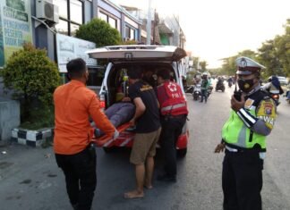 Pengendara Jatuh Hindari Jalan Berlubang, Polantas Surabaya Membantu